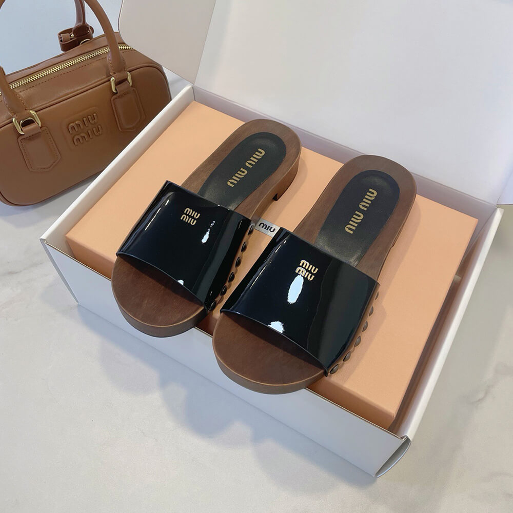 M1um1u Patent leather clogs