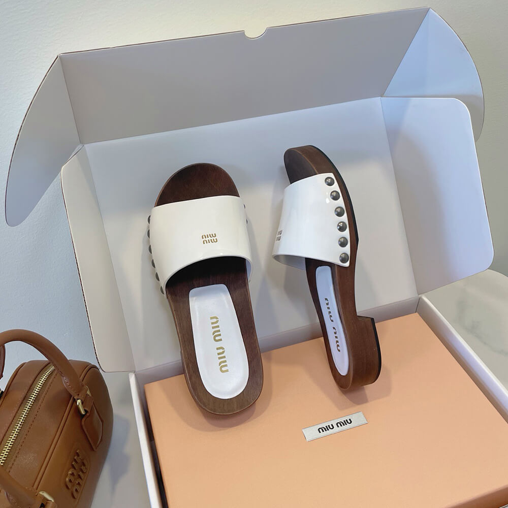 M1um1u Patent leather clogs