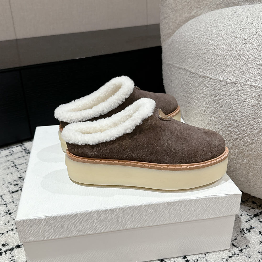 Pra*a Suede slippers