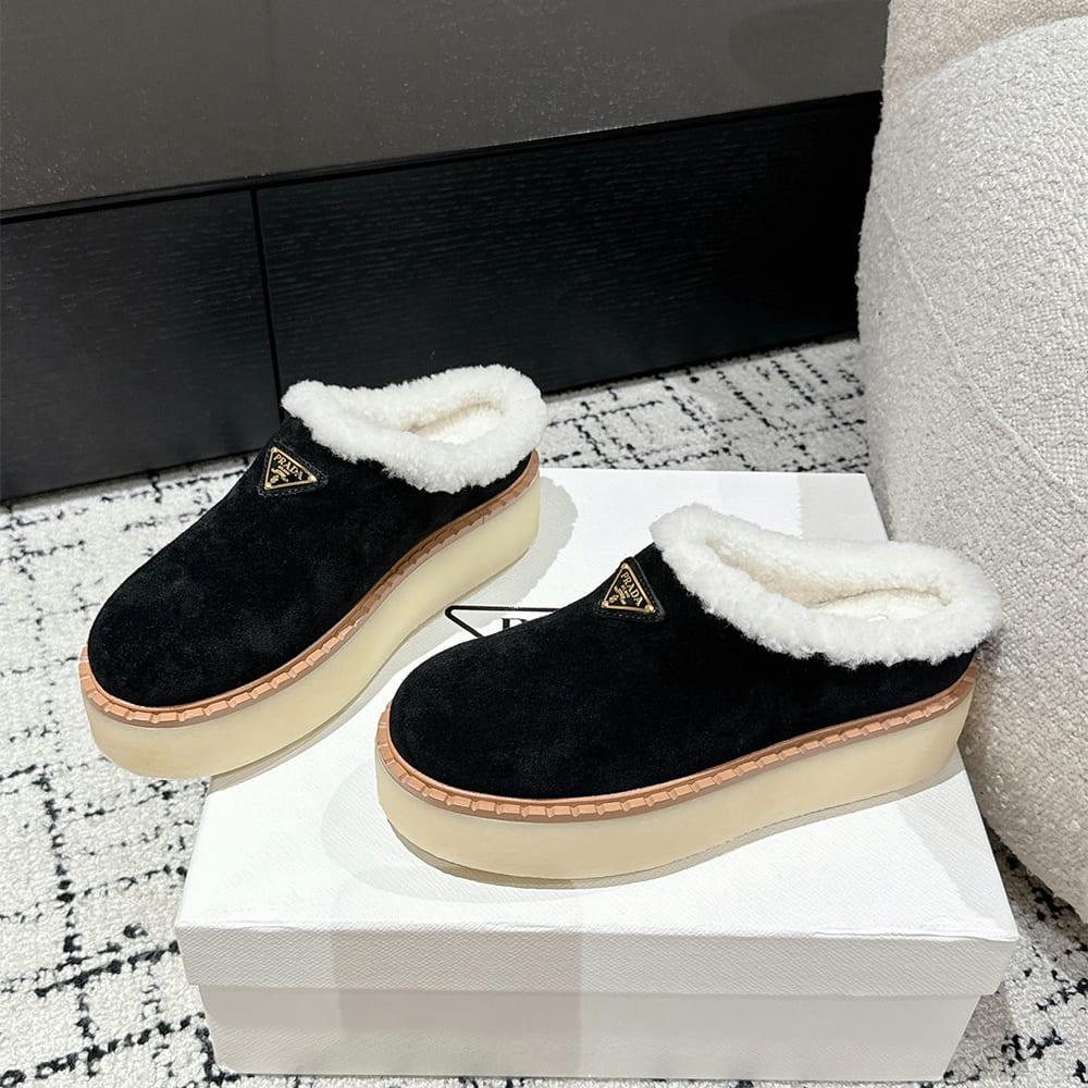 Pra*a Suede slippers