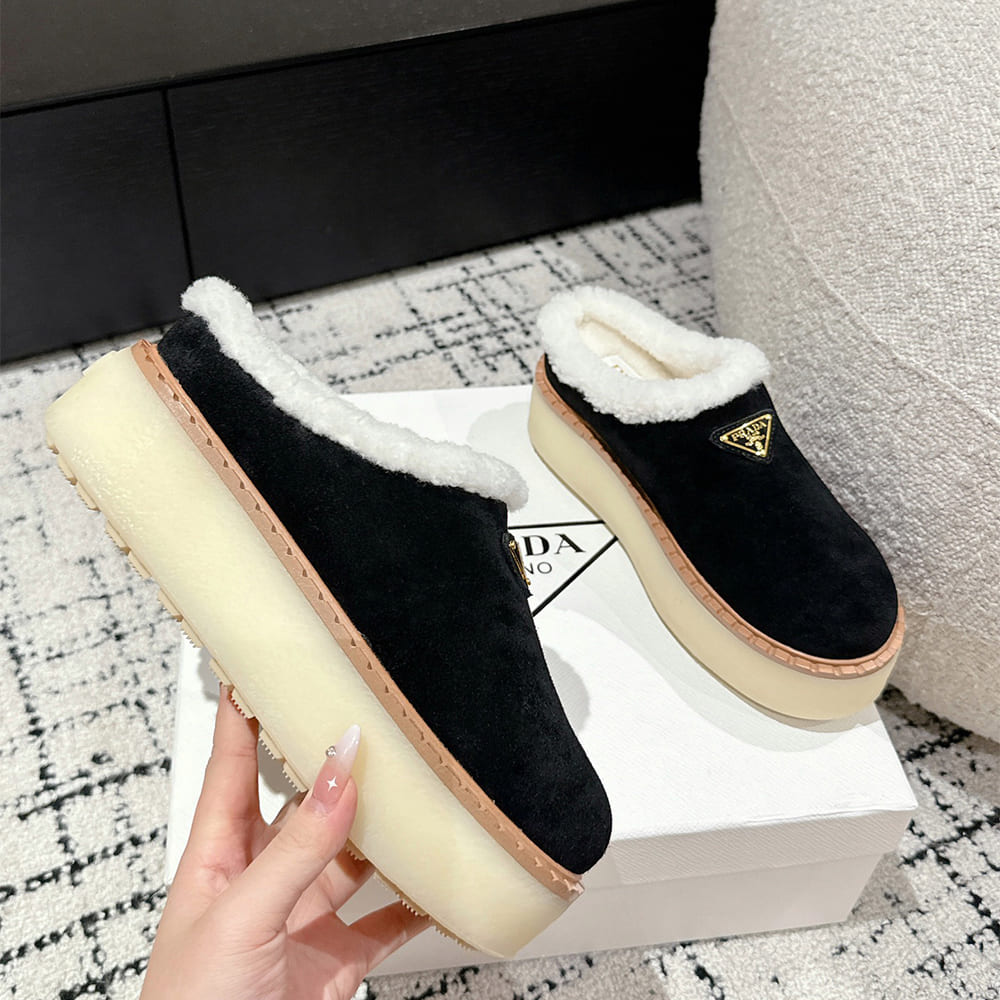 Pra*a Suede slippers