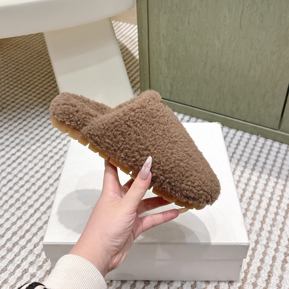 Pra*a Slippers