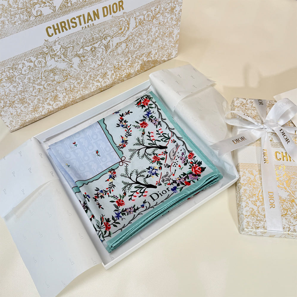 D10ramour Revolution Flowers 90 Square Scarf