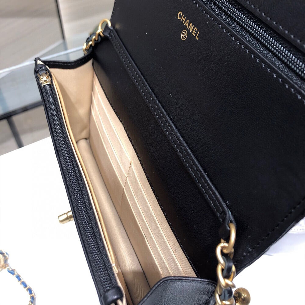 Ch**el Pearl Crush Wallet on Chain
