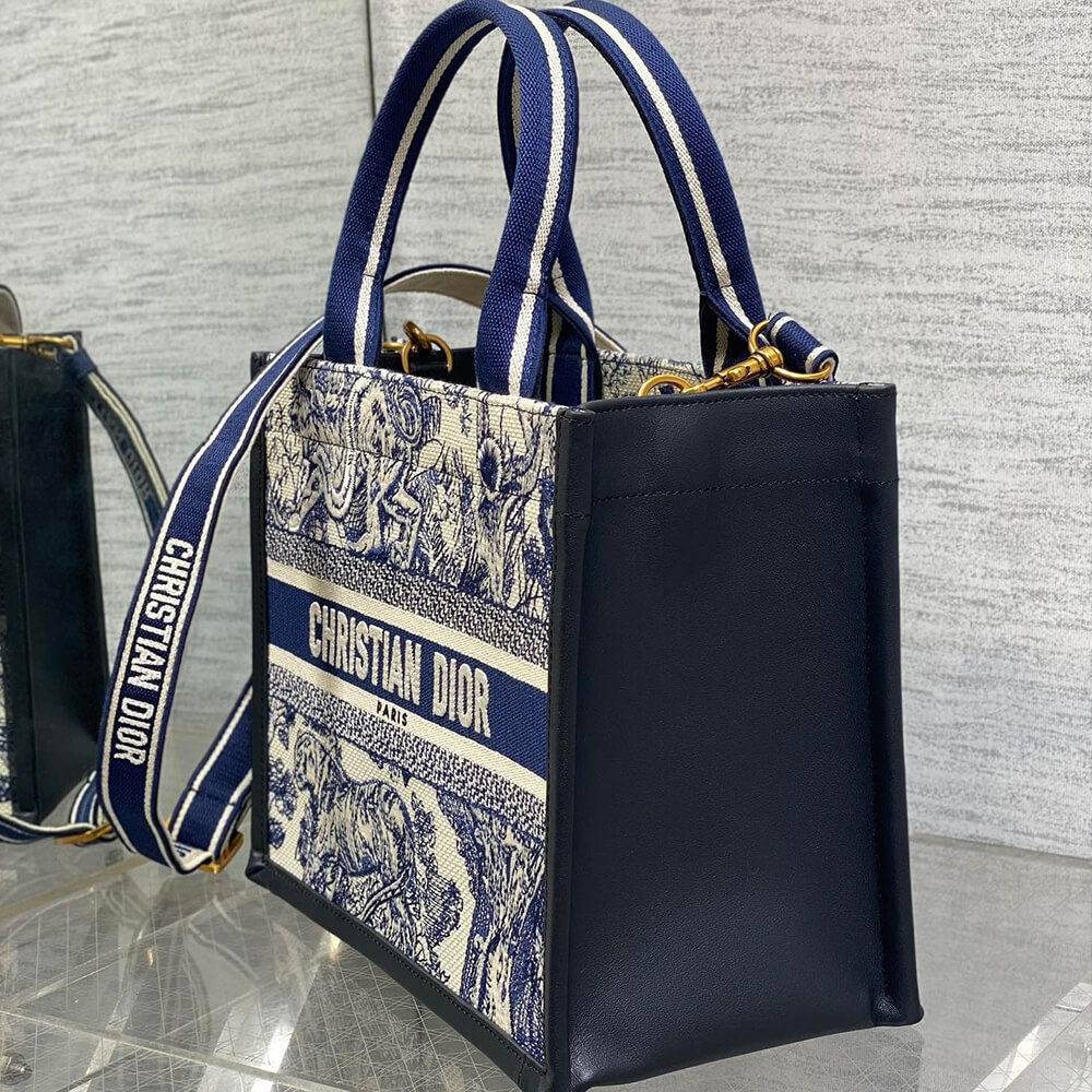 Small D10r Book Tote