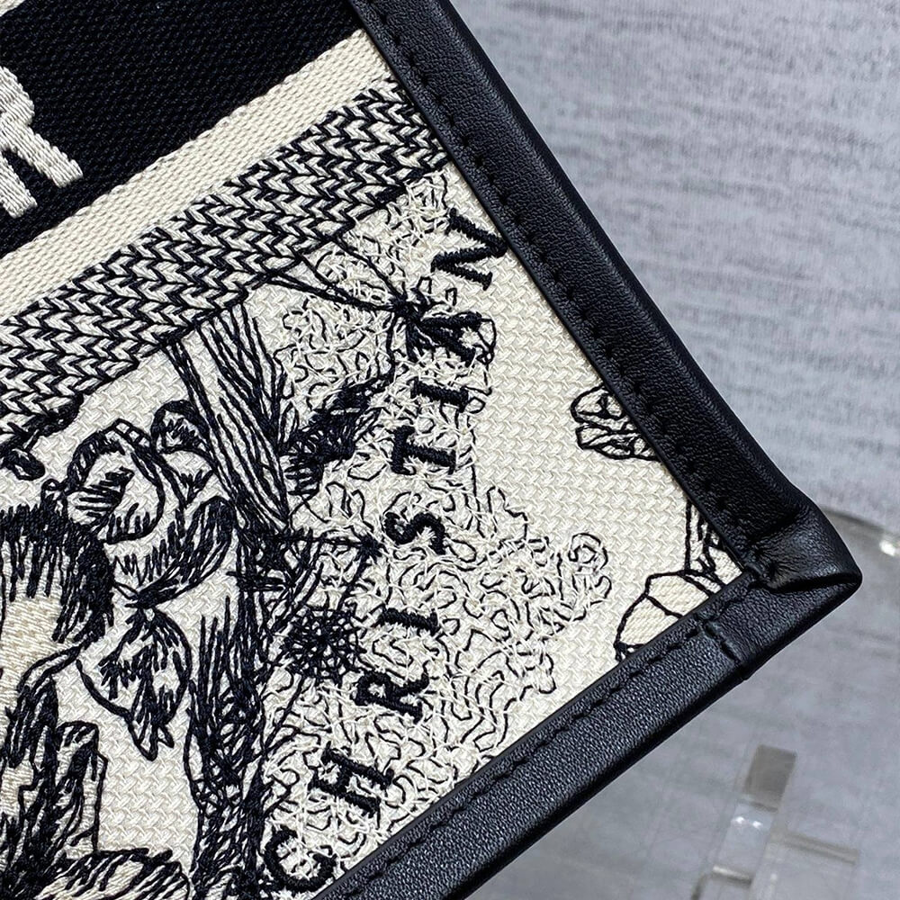 Small D10r Book Tote