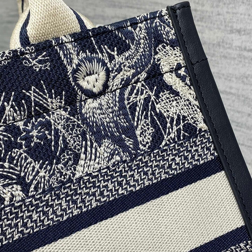 Small D10r Book Tote