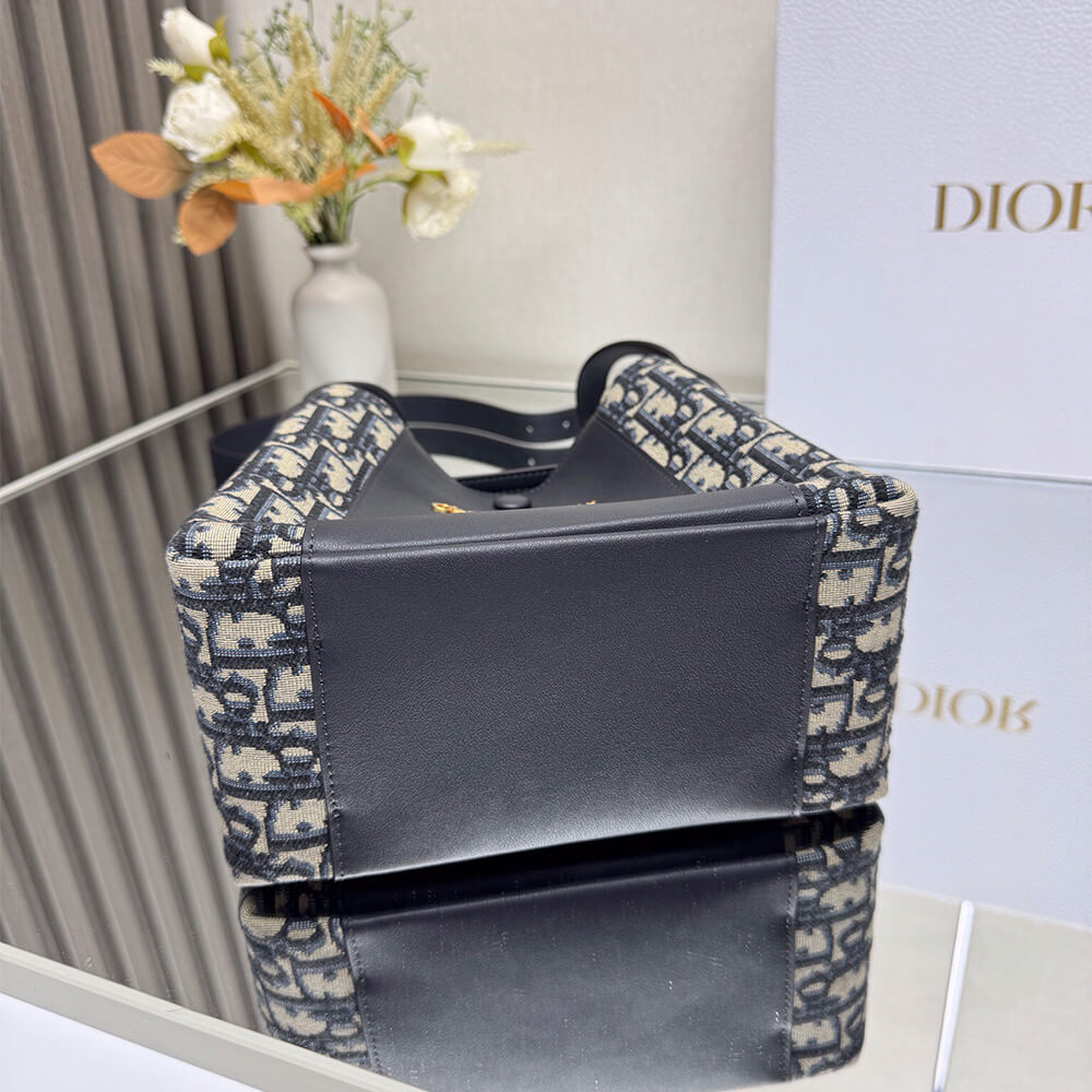 D10r Small Signature Bucket Bag