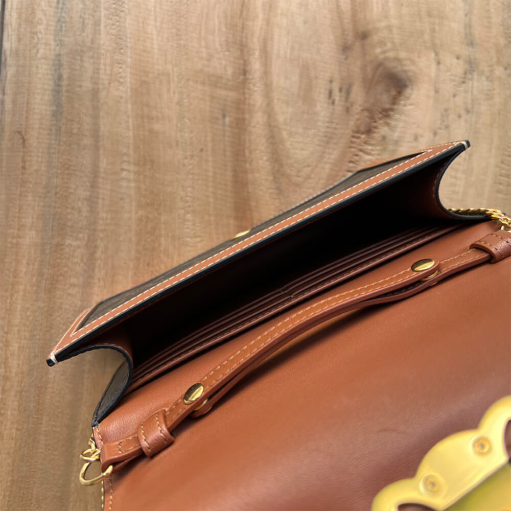 Ce1i*e WALLET ON CHAIN MARGO in TRIOMPHE CANVAS and calfskin(High-end Grade)