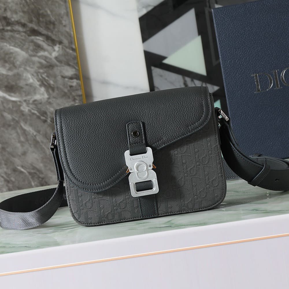 D10r Small Saddle Messenger Bag with Flap