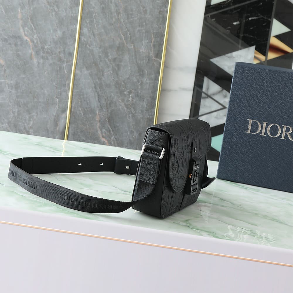 D10r Small Saddle Messenger Bag with Flap
